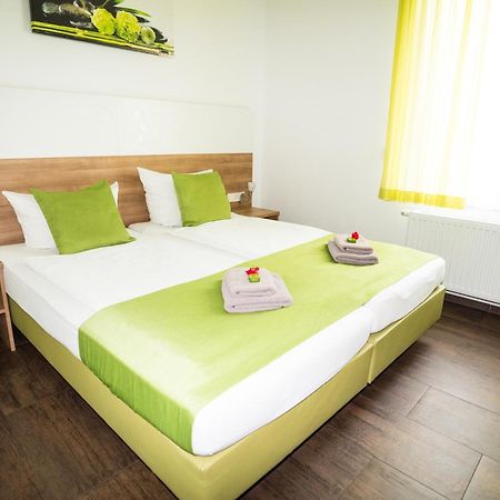 Bed & Breakfast Outlet Hotel Dettingen an der Erms Dış mekan fotoğraf