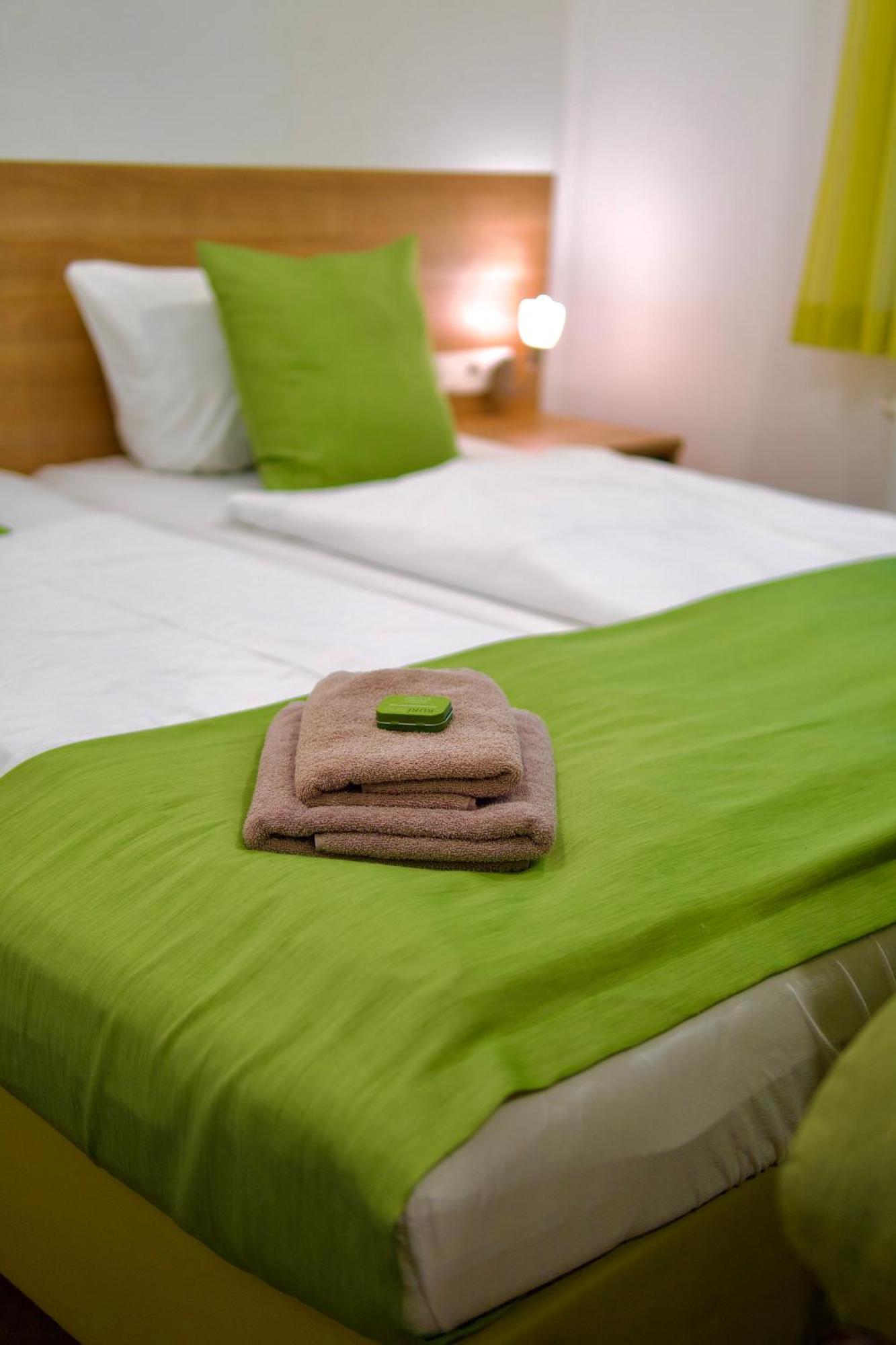 Bed & Breakfast Outlet Hotel Dettingen an der Erms Dış mekan fotoğraf