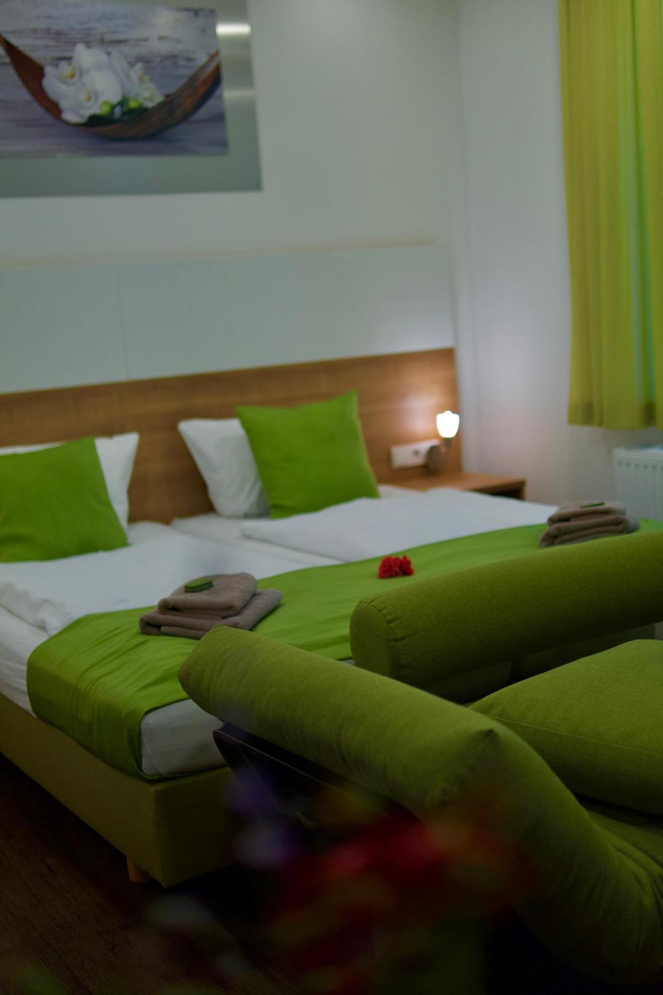 Bed & Breakfast Outlet Hotel Dettingen an der Erms Dış mekan fotoğraf