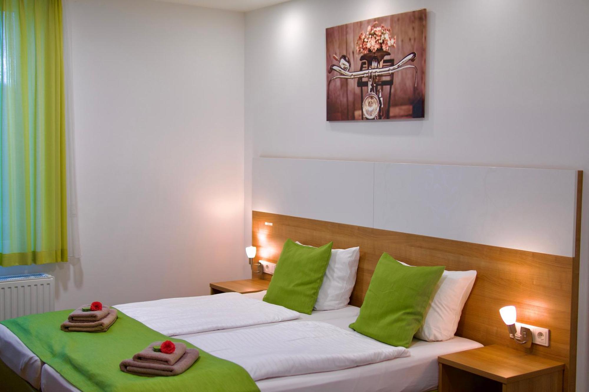 Bed & Breakfast Outlet Hotel Dettingen an der Erms Dış mekan fotoğraf