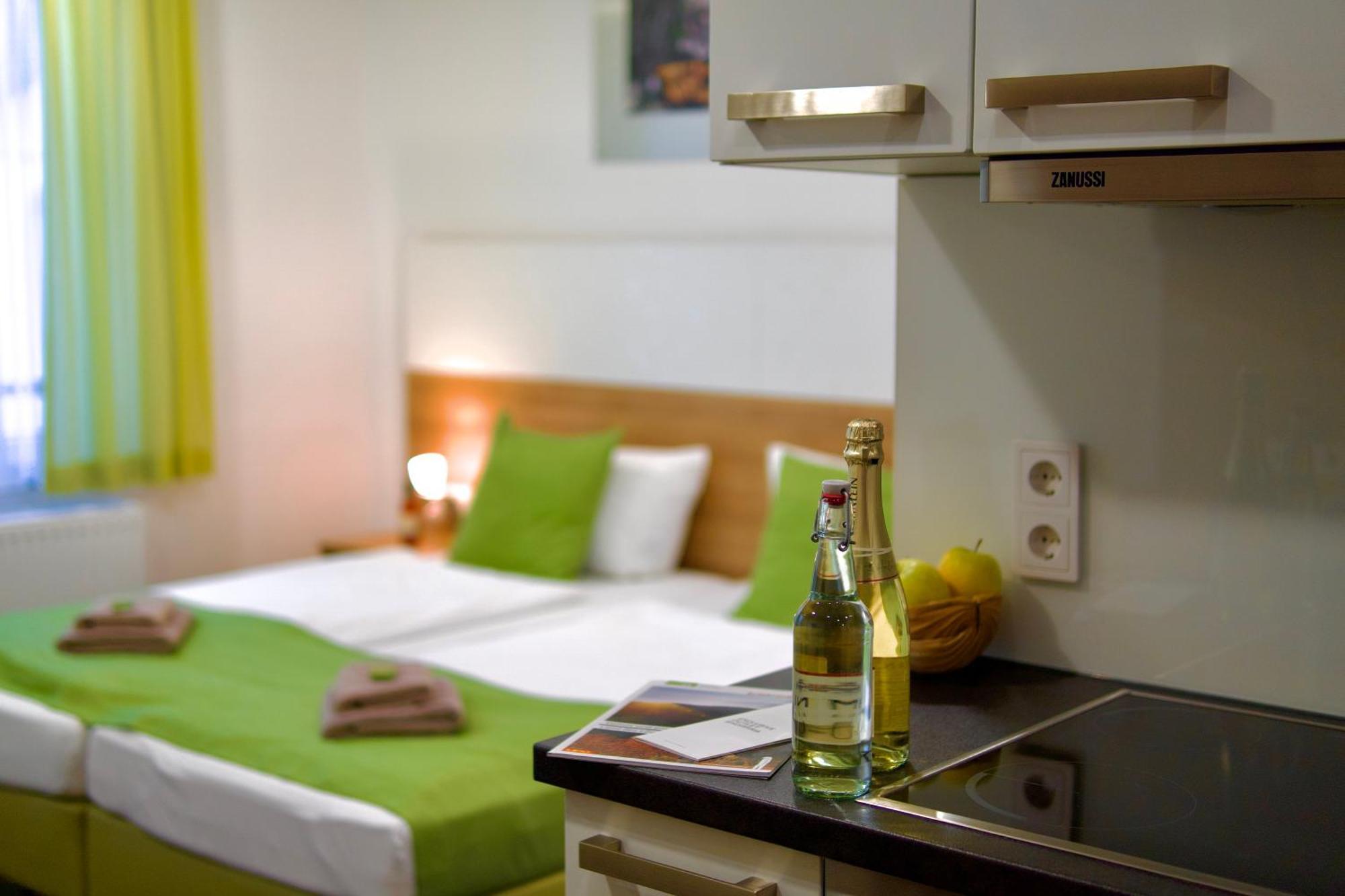 Bed & Breakfast Outlet Hotel Dettingen an der Erms Dış mekan fotoğraf