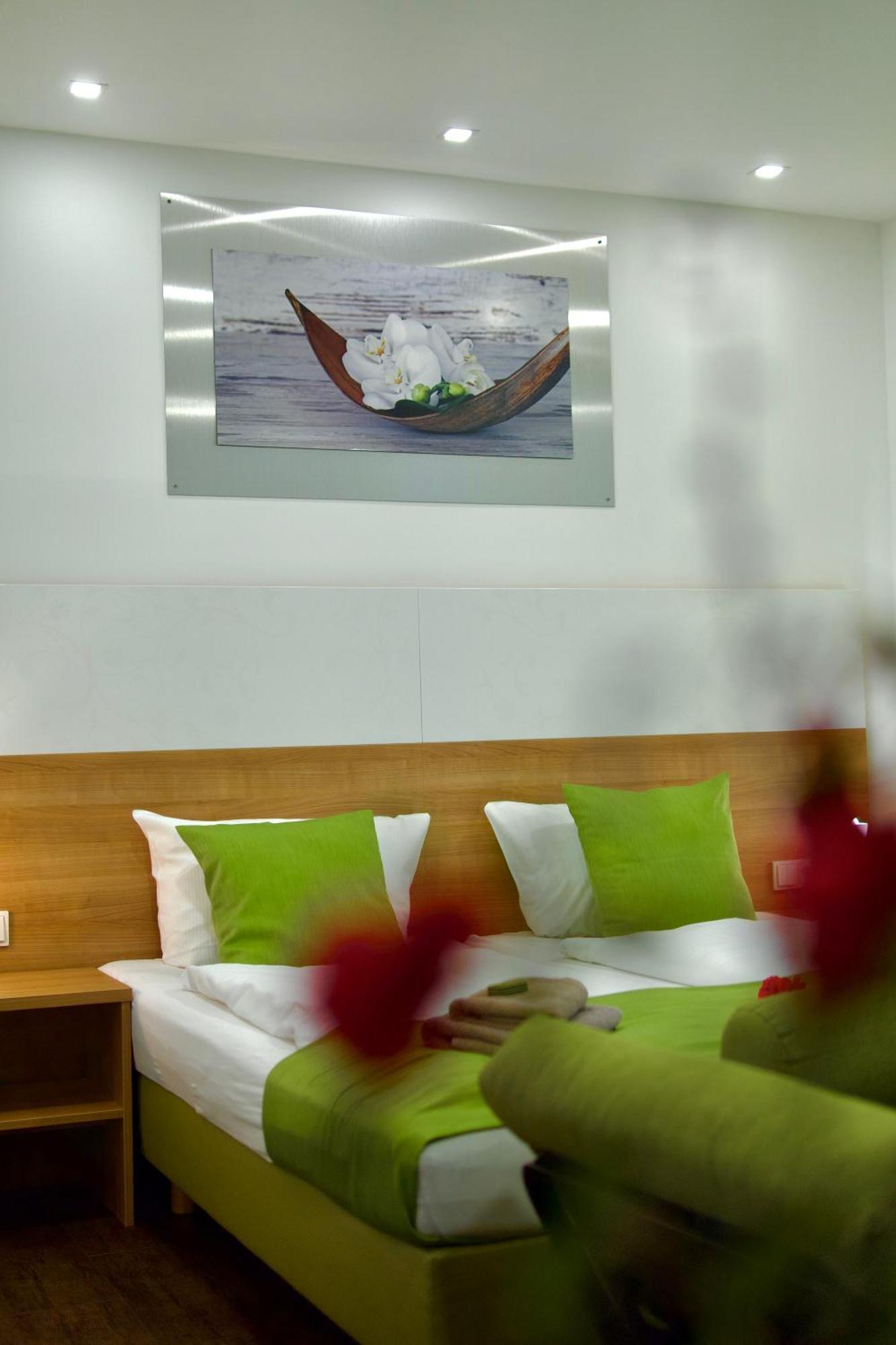 Bed & Breakfast Outlet Hotel Dettingen an der Erms Dış mekan fotoğraf