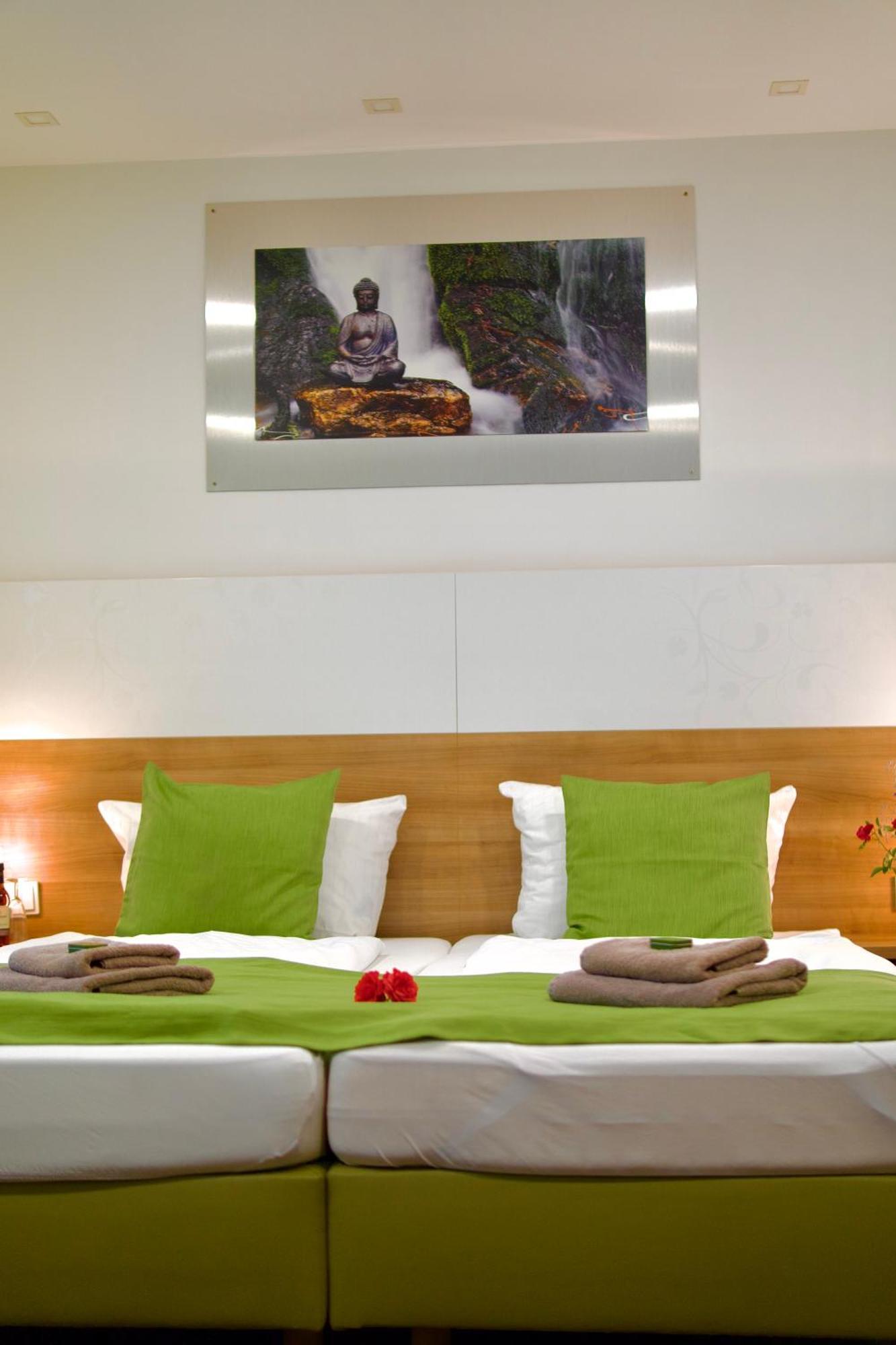 Bed & Breakfast Outlet Hotel Dettingen an der Erms Dış mekan fotoğraf