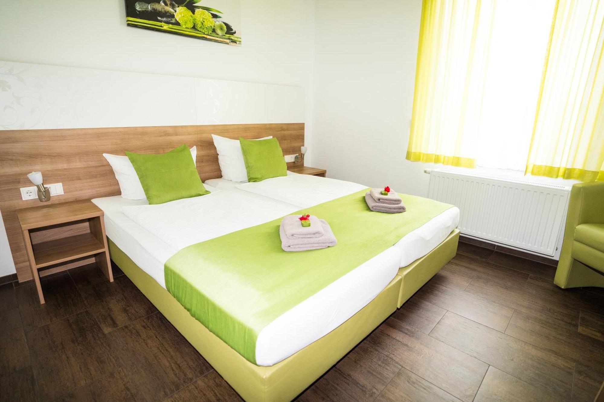 Bed & Breakfast Outlet Hotel Dettingen an der Erms Dış mekan fotoğraf