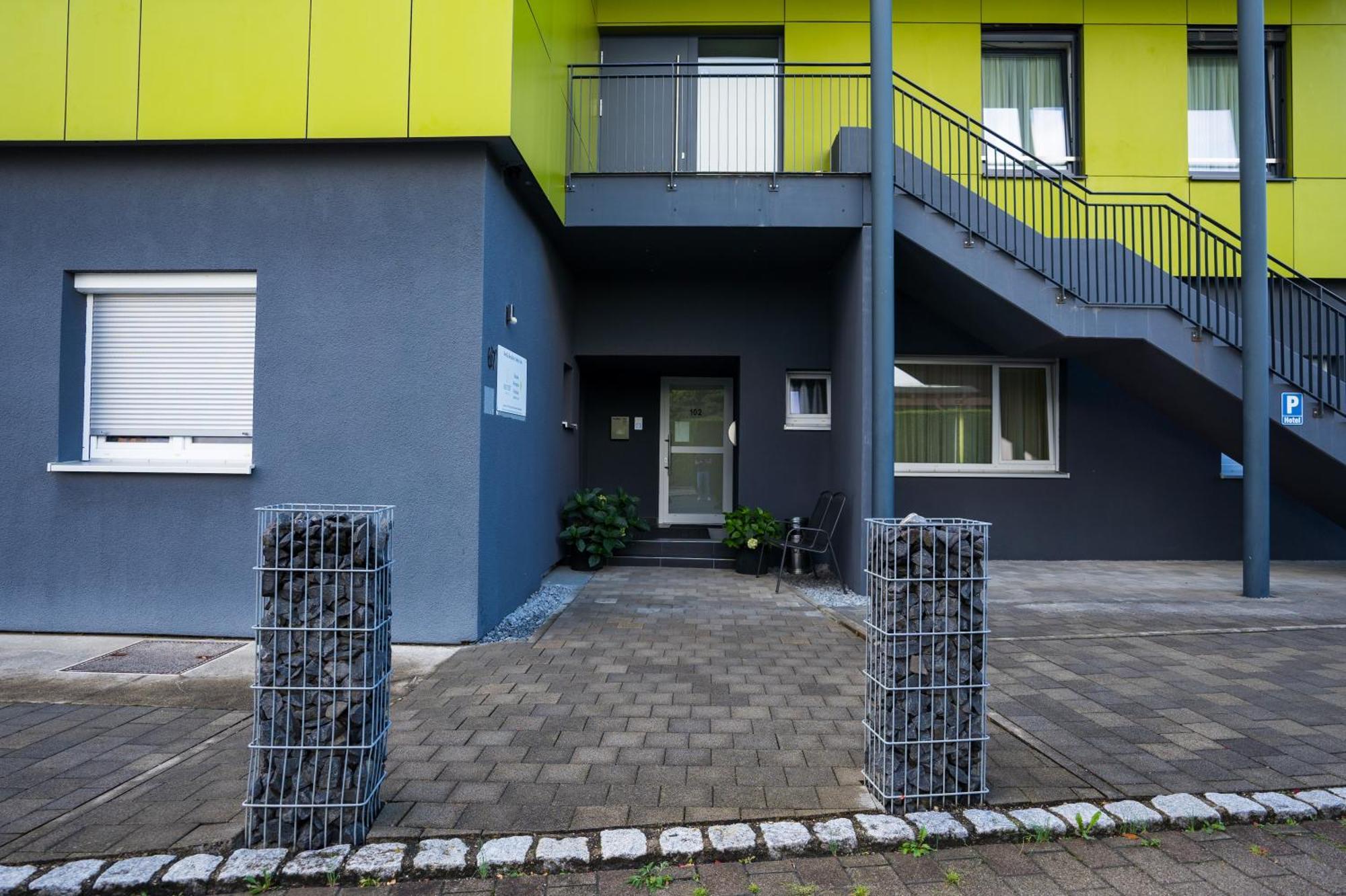 Bed & Breakfast Outlet Hotel Dettingen an der Erms Dış mekan fotoğraf