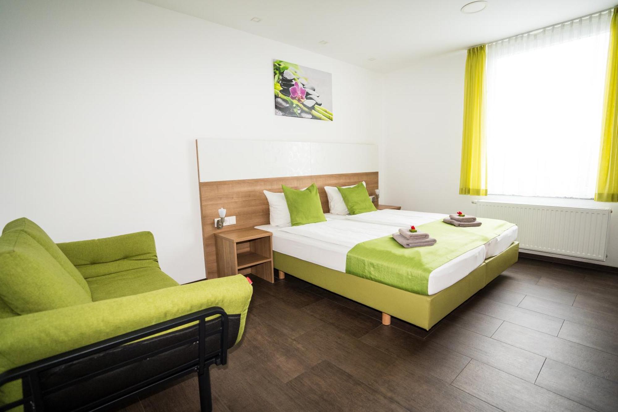 Bed & Breakfast Outlet Hotel Dettingen an der Erms Dış mekan fotoğraf