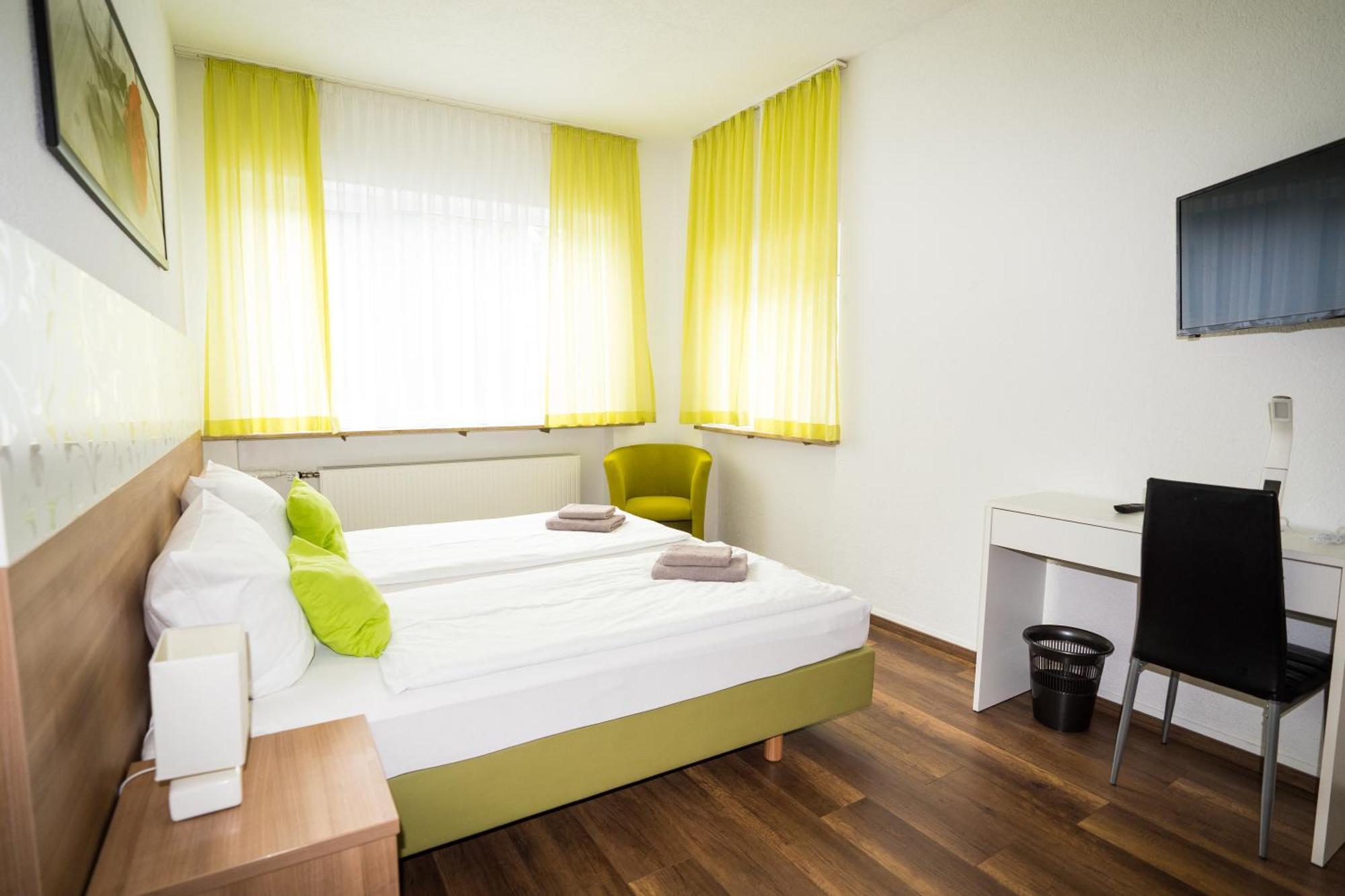 Bed & Breakfast Outlet Hotel Dettingen an der Erms Dış mekan fotoğraf