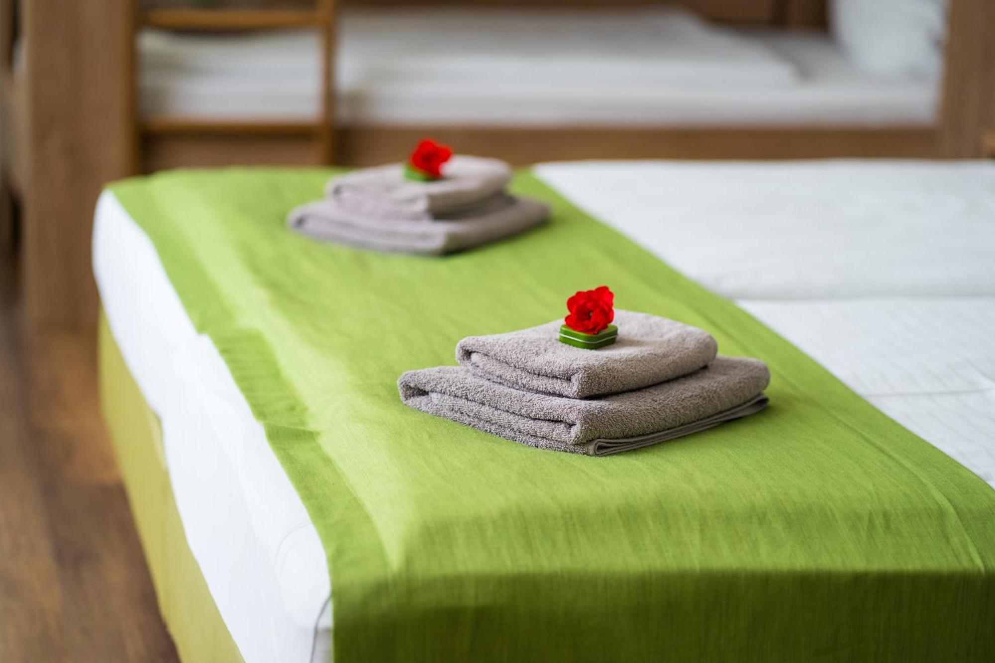 Bed & Breakfast Outlet Hotel Dettingen an der Erms Dış mekan fotoğraf