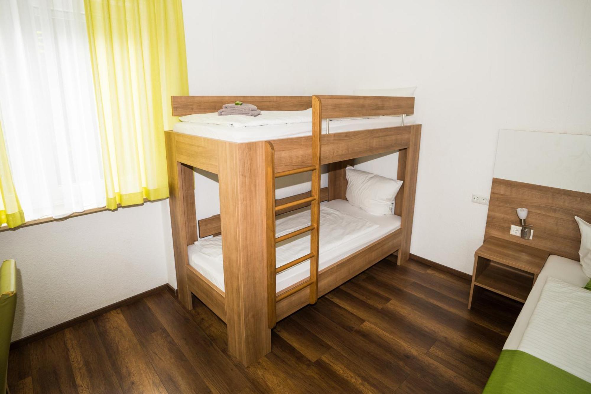 Bed & Breakfast Outlet Hotel Dettingen an der Erms Dış mekan fotoğraf