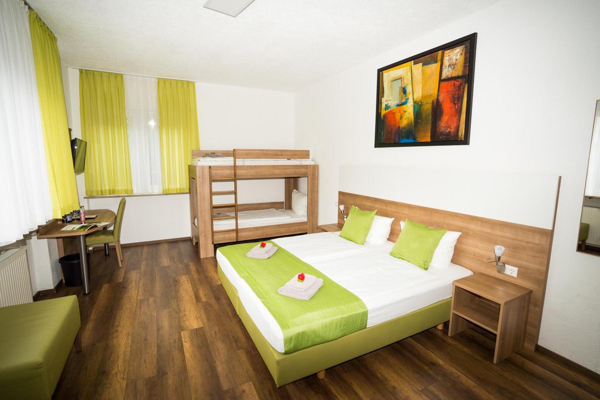 Bed & Breakfast Outlet Hotel Dettingen an der Erms Dış mekan fotoğraf