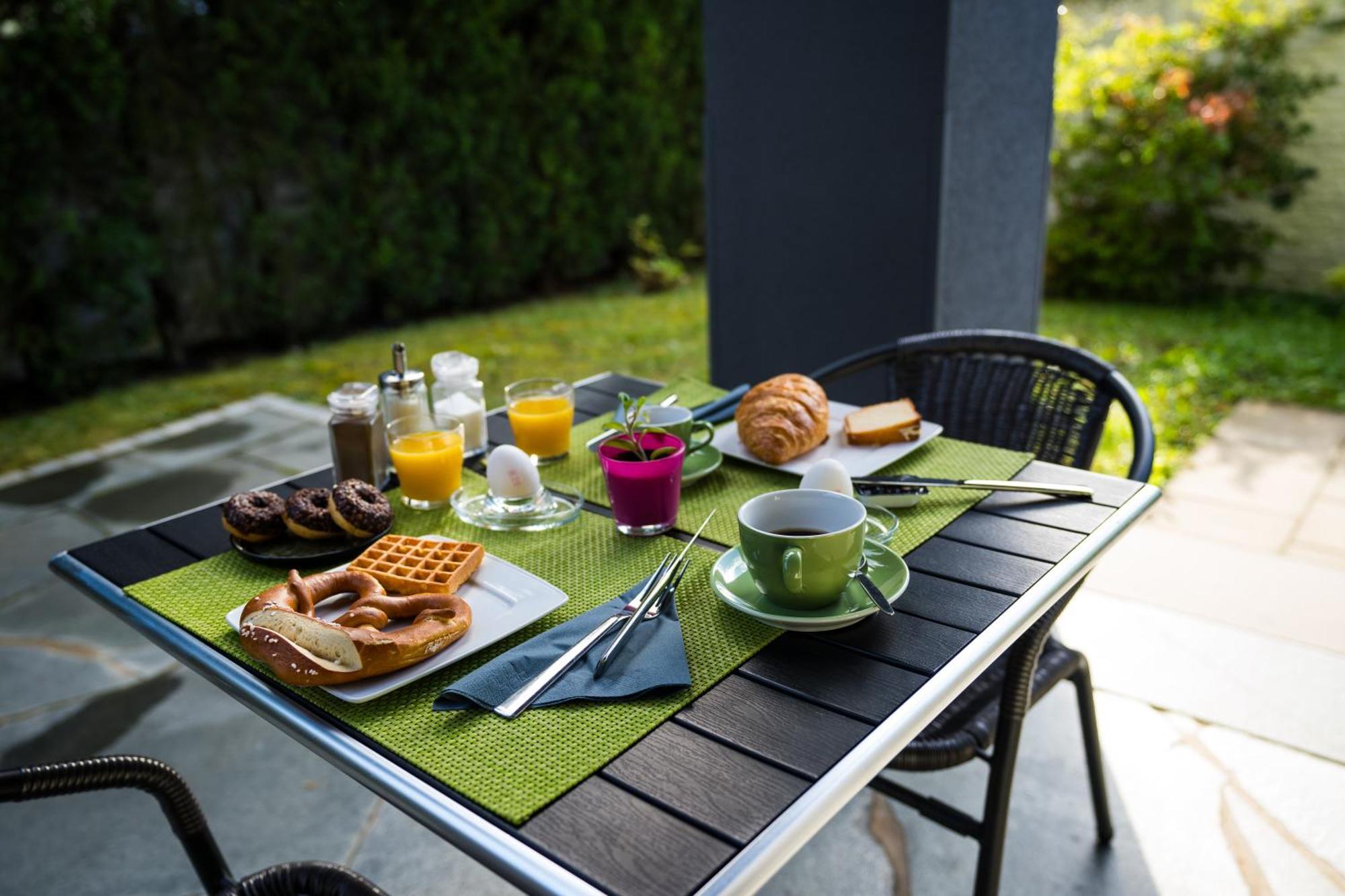 Bed & Breakfast Outlet Hotel Dettingen an der Erms Dış mekan fotoğraf