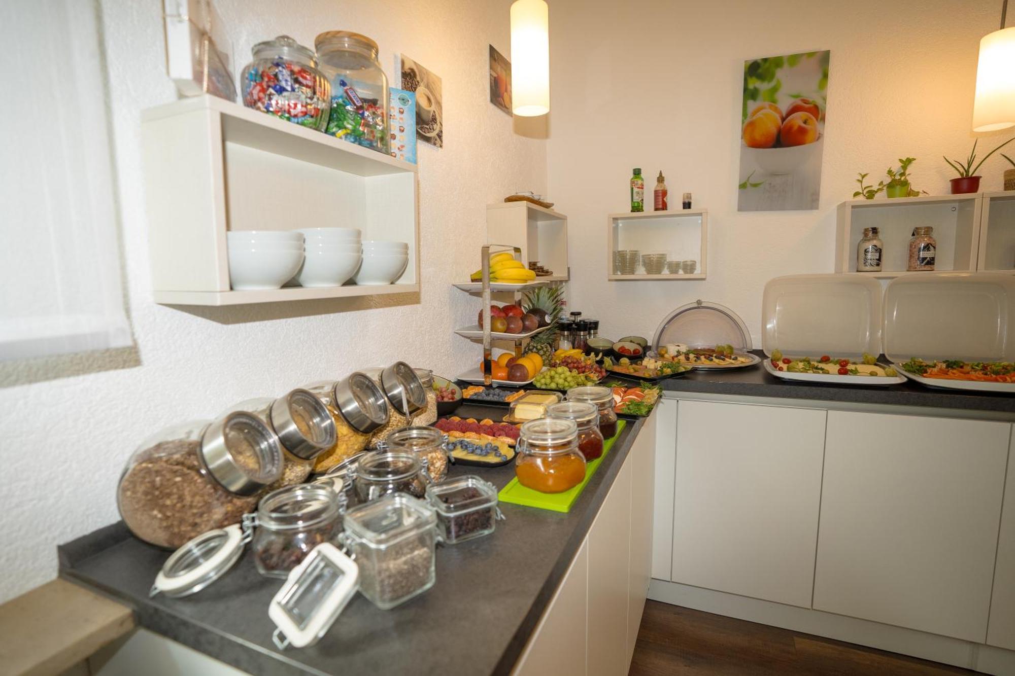 Bed & Breakfast Outlet Hotel Dettingen an der Erms Dış mekan fotoğraf