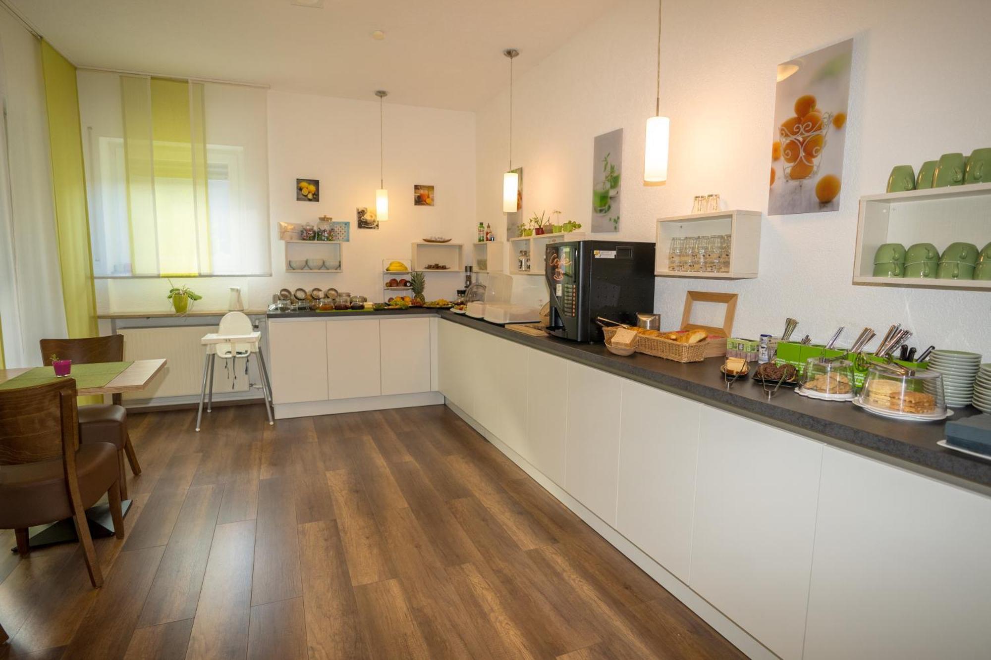 Bed & Breakfast Outlet Hotel Dettingen an der Erms Dış mekan fotoğraf