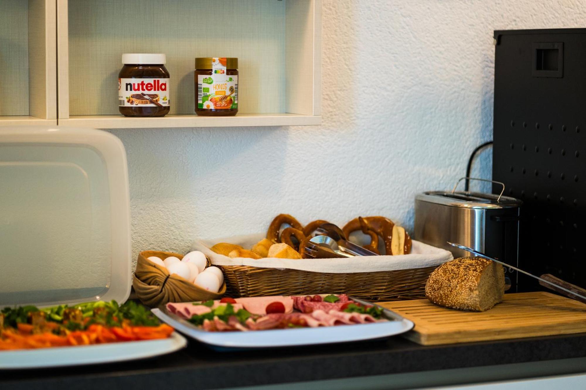 Bed & Breakfast Outlet Hotel Dettingen an der Erms Dış mekan fotoğraf