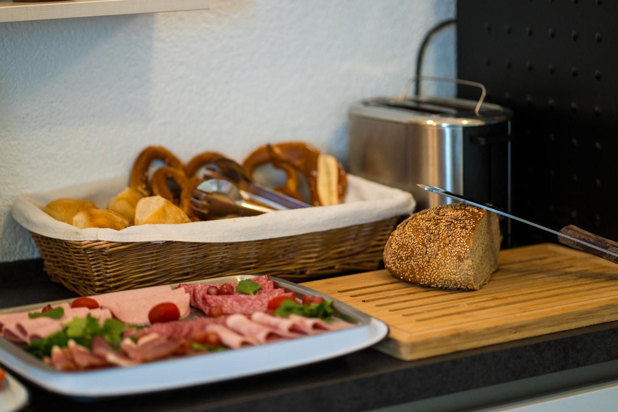 Bed & Breakfast Outlet Hotel Dettingen an der Erms Dış mekan fotoğraf